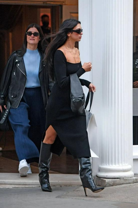 当地时间8月26日,Dua Lipa现身伦敦