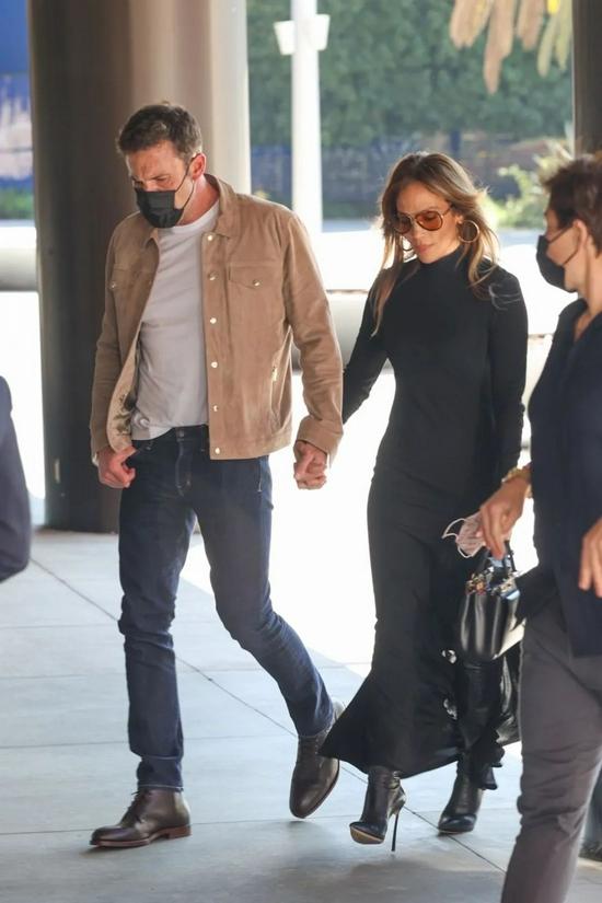 当地时间10月3日,Jennifer Lopez 和男友Ben Affleck现身西好莱坞