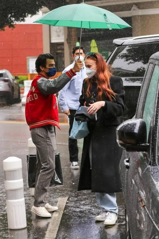 当地时间10月26日,Sophie Turner &Joe Jonas现身LA