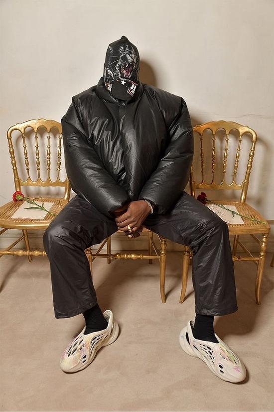 Kanye West出席2021年7月举办的巴黎世家高级定制时装秀