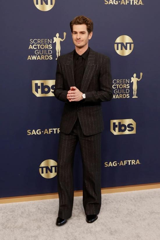 Andrew Garfield 身穿 Saint Laurent 西装