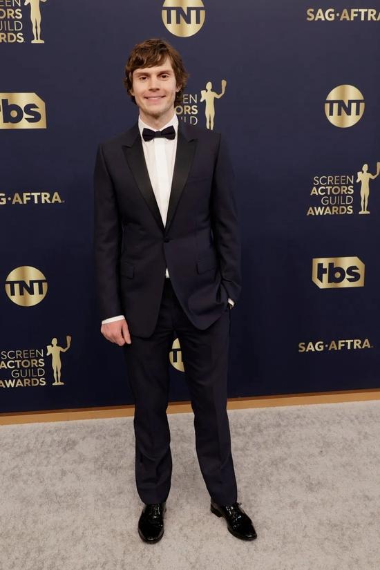 Evan Peters 身穿 Dior 西装