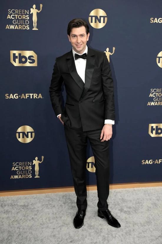 Nicholas Braun 身穿 Ermenegildo Zegna 西装