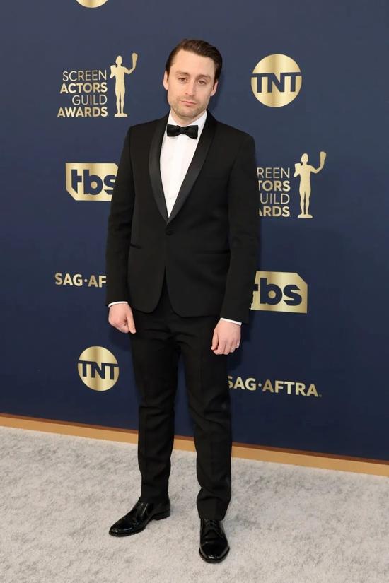 Kieran Culkin 身穿 Saint Laurent 西装