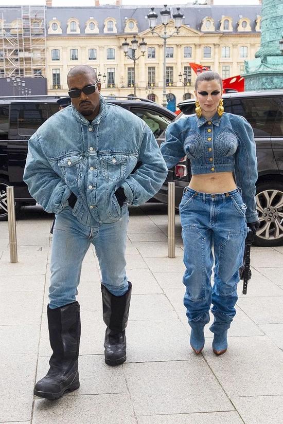 Kanye 和 Julia Fox 出席巴黎时装周 | Via SANDRA ROSE