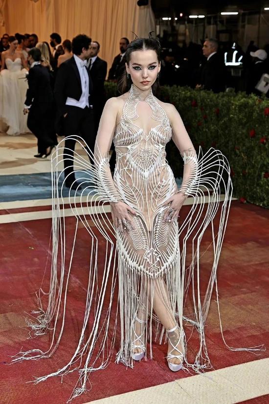 Dove Cameron 演绎 Iris Van Herpen 礼服