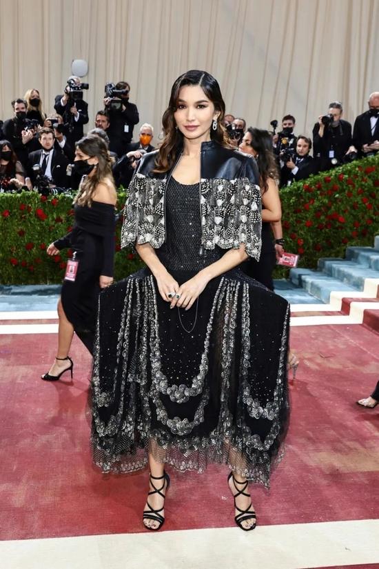 Gemma Chan 演绎 Louis Vuitton 礼服