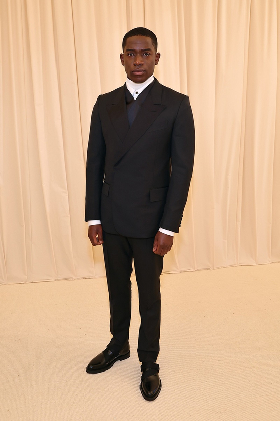 Damson Idris 身着 Dunhill 定制款裹身西装参加 Met Gala
