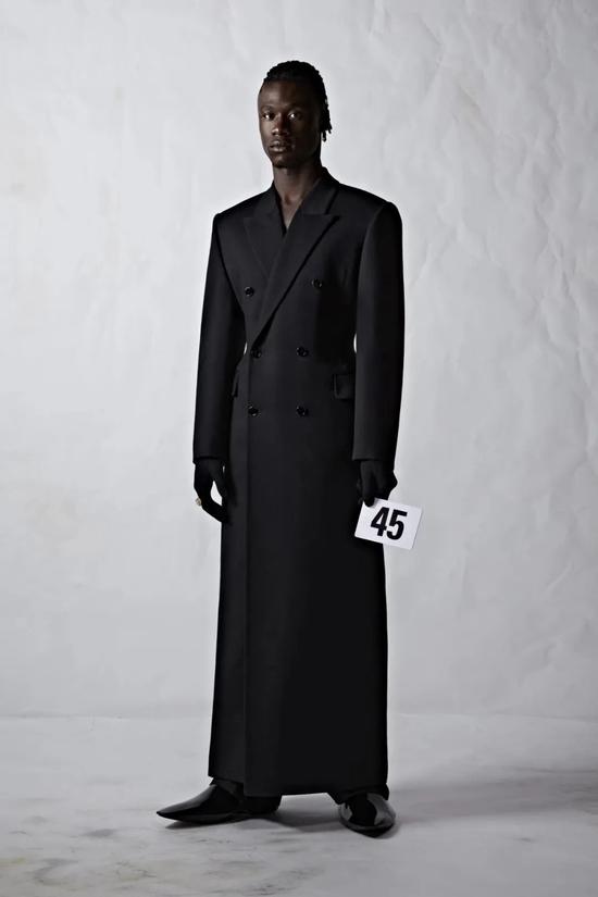 Eduardo Camavinga 走上 Balenciaga 高定秀场