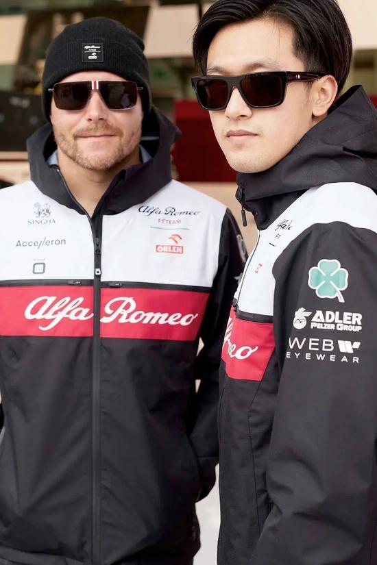 阿尔法罗密欧车队赛车手 Valteri Bottas 和周冠宇
