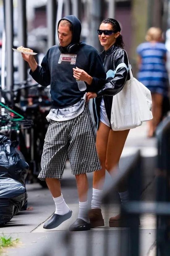 Marc Kalman & Bella Hadid / Via VOGUE