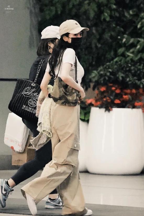 工装裤依然是春夏王炸穿搭单品?这么穿不帅都难