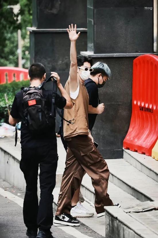工装裤依然是春夏王炸穿搭单品?这么穿不帅都难