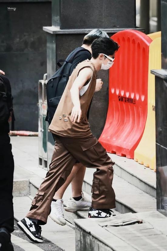 工装裤依然是春夏王炸穿搭单品?这么穿不帅都难