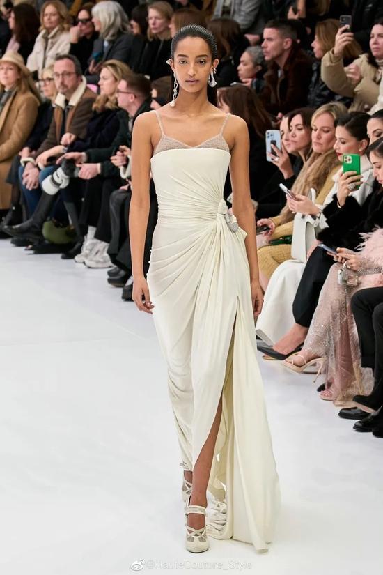 礼服:FENDI 2023春夏高定系列