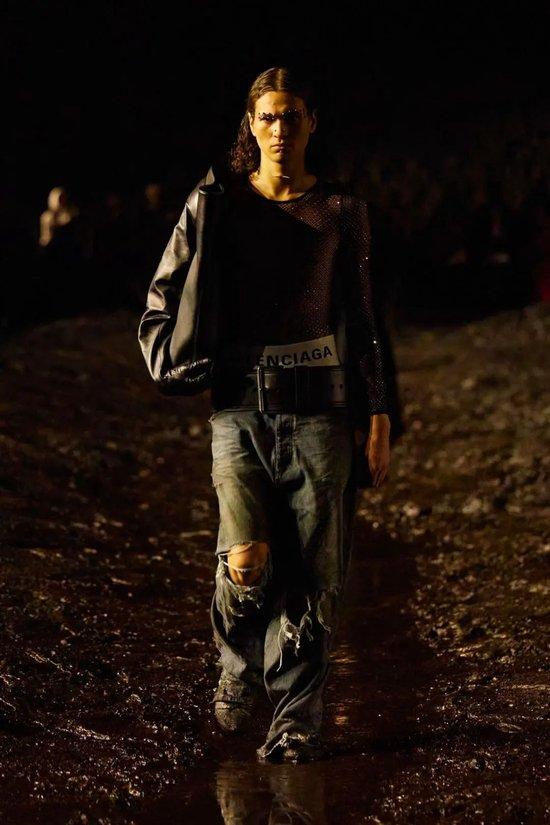 BALENCIAGA 2023 春夏系列秀场的破坏脏污牛仔裤 | Via VOGUE
