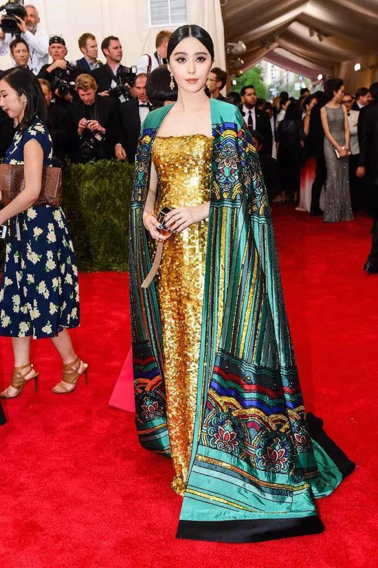 2015 年 Met Gala 上的紫禁城斗篷