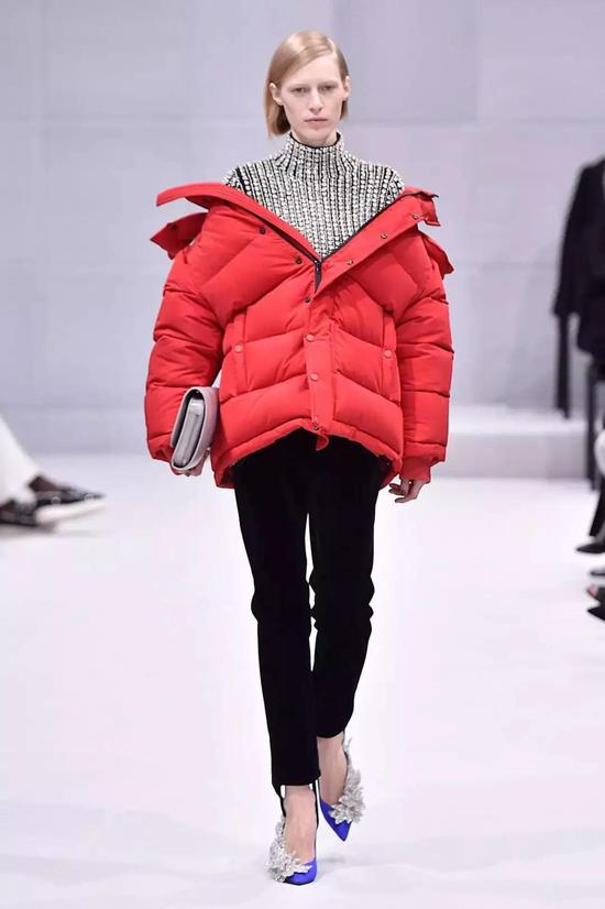 Balenciaga 2016秋冬,羽绒服的露肩穿法