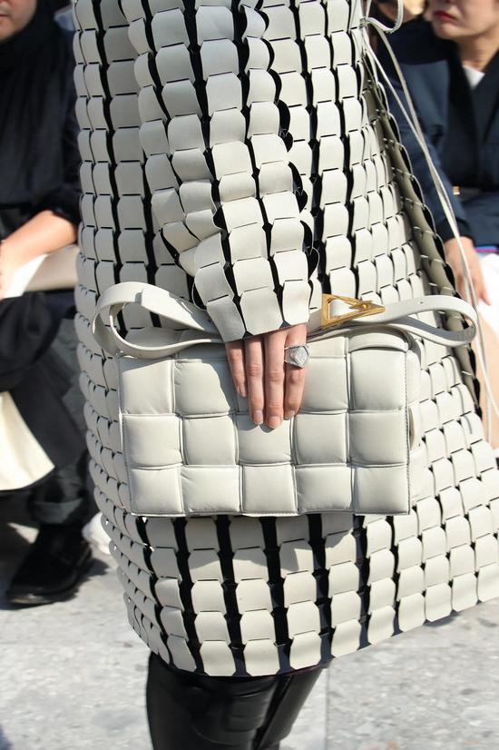 Daniel Lee 为 Bottega Veneta 推出的爆款包袋 Pouch 包