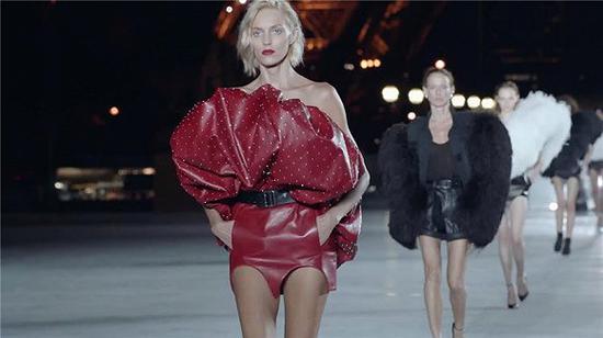 Saint Laurent 2018 春季秀场 图片来源:Fashionela