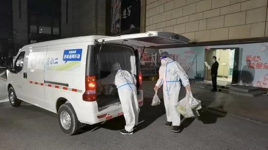 编辑配图:上海环球港“店小二”24 小时线上线下双保供