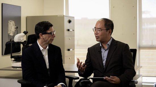 GIA美国宝石研究院执行副总裁兼首席鉴定所和研究官Tom Moses(左)