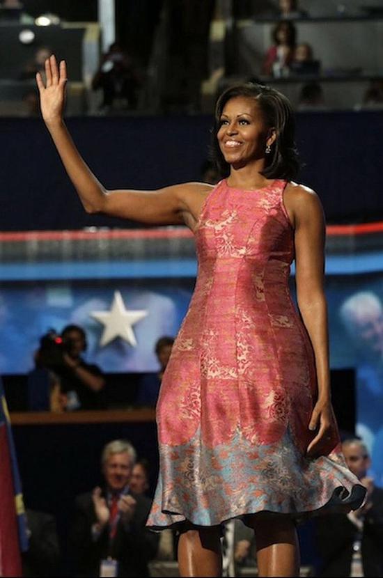穿着Tracy Reese粉色长裙的Michelle Obama(图片来源:glamour)
