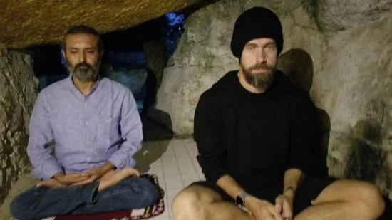 Jack Dorsey在自己Twitter账户上发布的冥想照片