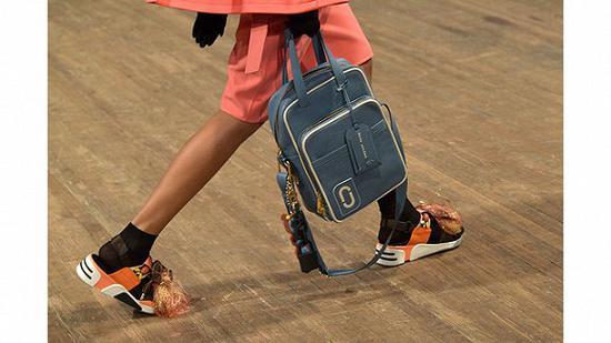 Marc Jacobs 2018春夏系列中凉鞋配袜子的造型
