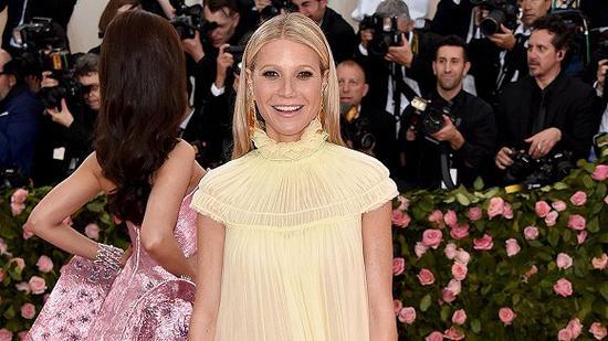 Gwyneth Paltrow的Met Gala红毯造型 图片来源:Us Weekly