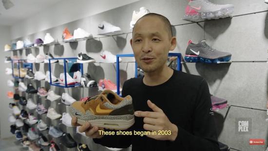 atmos 创始人本明秀文手上拿着 Air Max 1 Safari