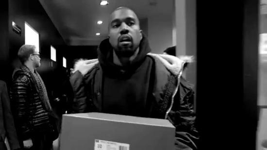 “各位领导人 不要抢,排好队大家人人都有Yeezy。”