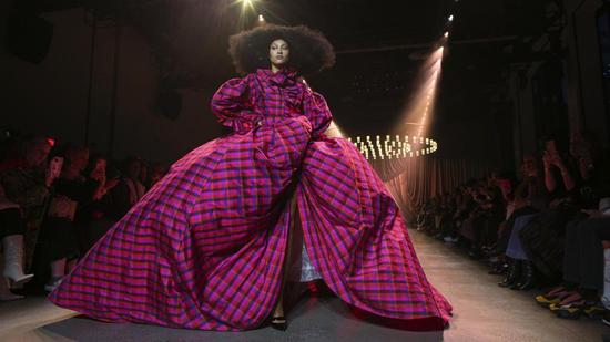 Christoper John Rogers 此前获得了 2019 CFDA/Vogue 时尚基金大奖,图为 2020 年 2 月 8 日, 在纽约时装周中他发布的 2020 秋冬系列 图片来源:Getty Images
