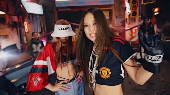 《Pink Venom》MV 中 Jennie 上身曼联球衣