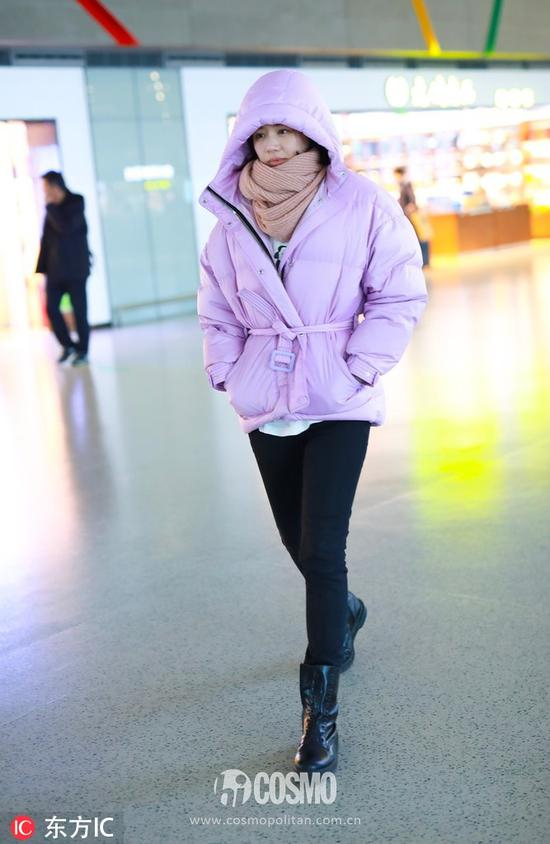 马思纯身着Ienki Ienki羽绒服
