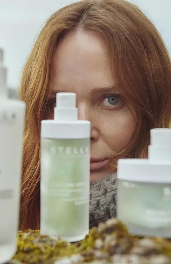Stella McCartney 推出的名为“Stella”的护肤产品系列