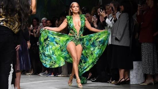 Jennifer Lopez 为 Versace 走秀,重现当年的经典造型