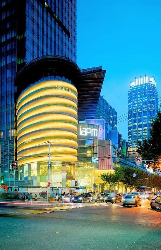 编辑配图:上海 iapm 街景