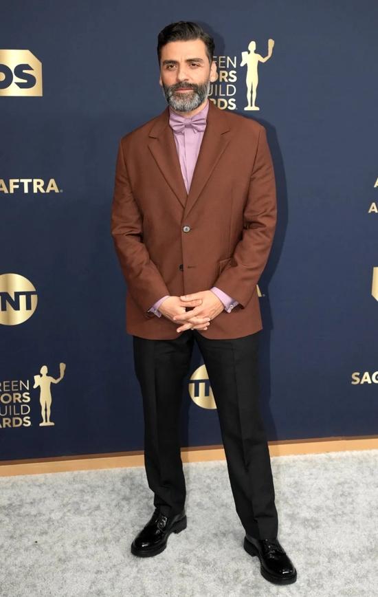 Oscar Isaac 身穿 Prada 西装