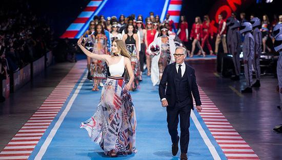 Tommy Hilfiger 2018春季米兰大秀上超模Gigi Hadid与设计师本人一同谢幕