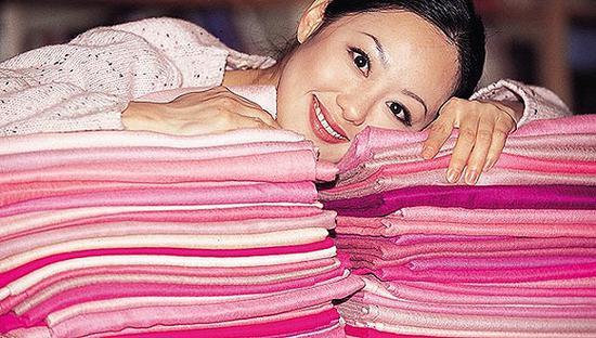 80年代末章小蕙带火的粉色开司米围巾 图片来源:搜狐