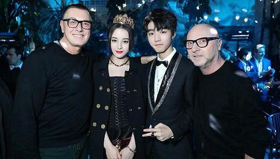 从左至右:Stefano Gabbana、迪丽热巴、王俊凯、Domenico Dolce