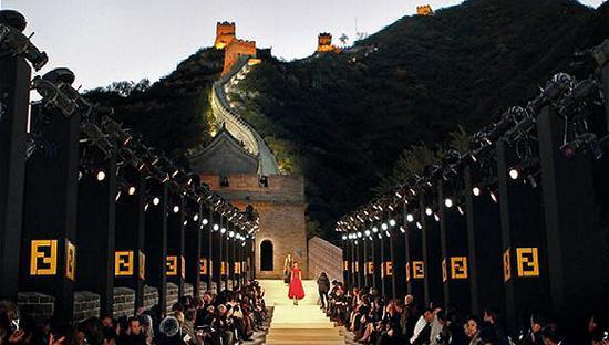 Fendi 2007年长城大秀(图片来源:wherefashionwalks)