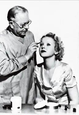 Max Factor 为艾达·卢皮诺化妆,1936
