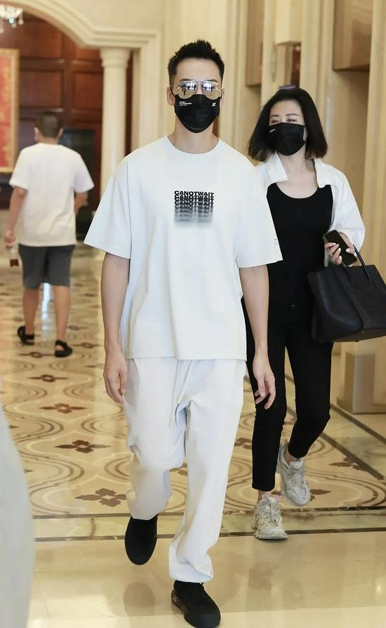 8月19日,陈伟霆现身江苏南通录制综艺《舞蹈生》