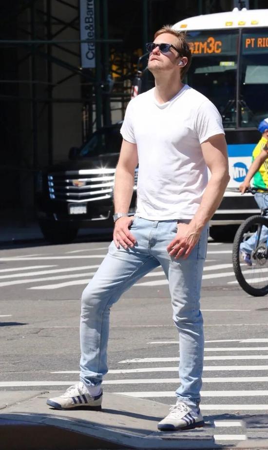 当地时间5月17日,Alexander Skarsgard现身纽约吃午餐