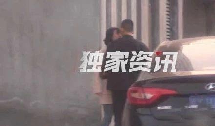 看照片中马思纯懵懵的表情,像极了偶像剧中的甜美女主角