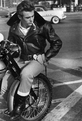 左:Marlon Brando in 《飞车党》 右:James Dean