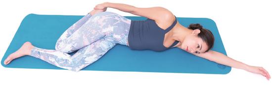 放松臀部和大腿的动作 躺着拉伸让睡眠更好！