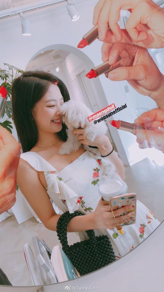 Jennie身着Guka连衣裙,手拿Zara包袋